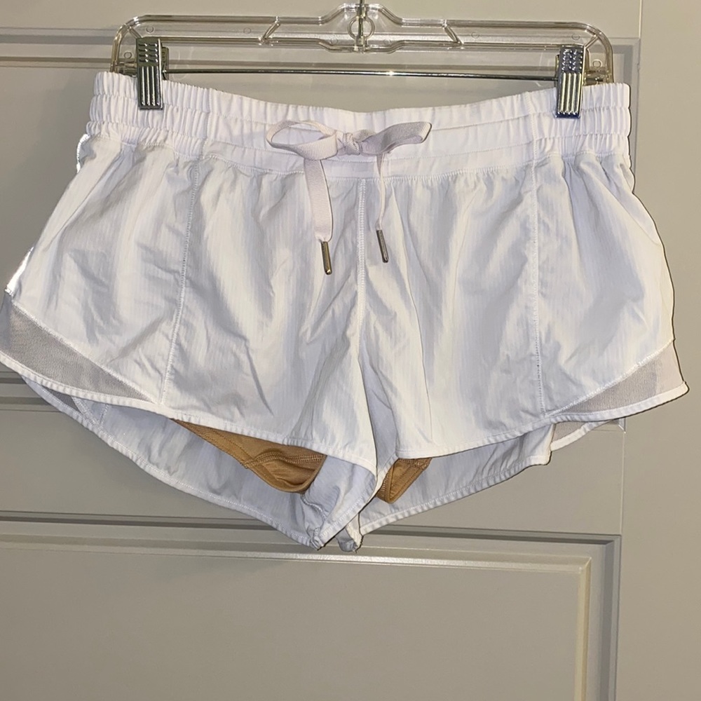 Lululemon Hotty Hot Low-Rise Lined 2.5 inch shorts